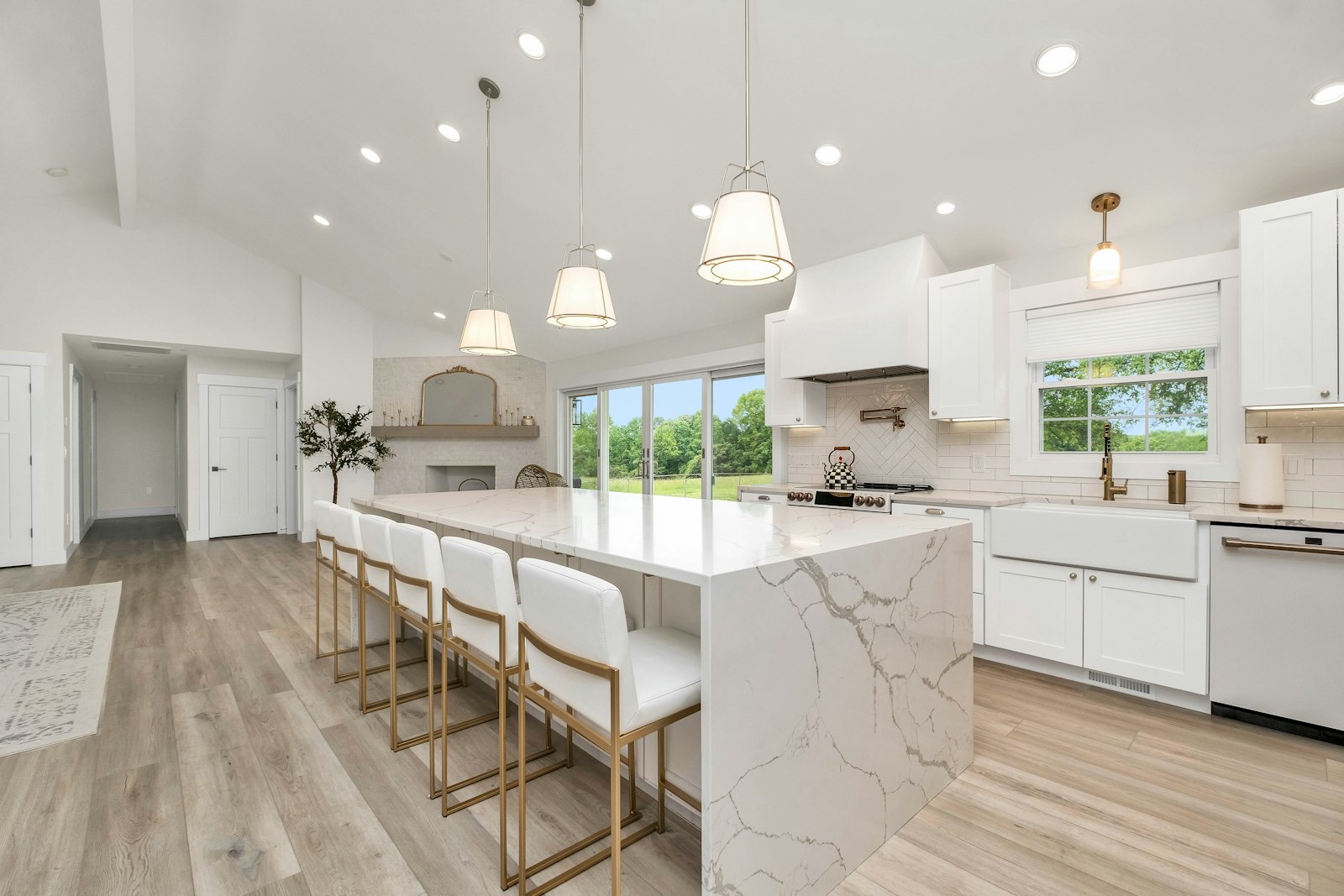Counter height seating at a kitchen island, showing the seat to tabletop gap