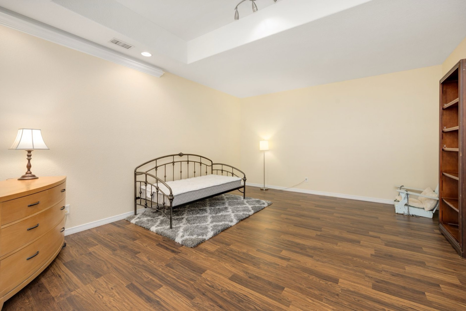 Daybed with trundle that commonly uses a thin bunkie board for mattress support
