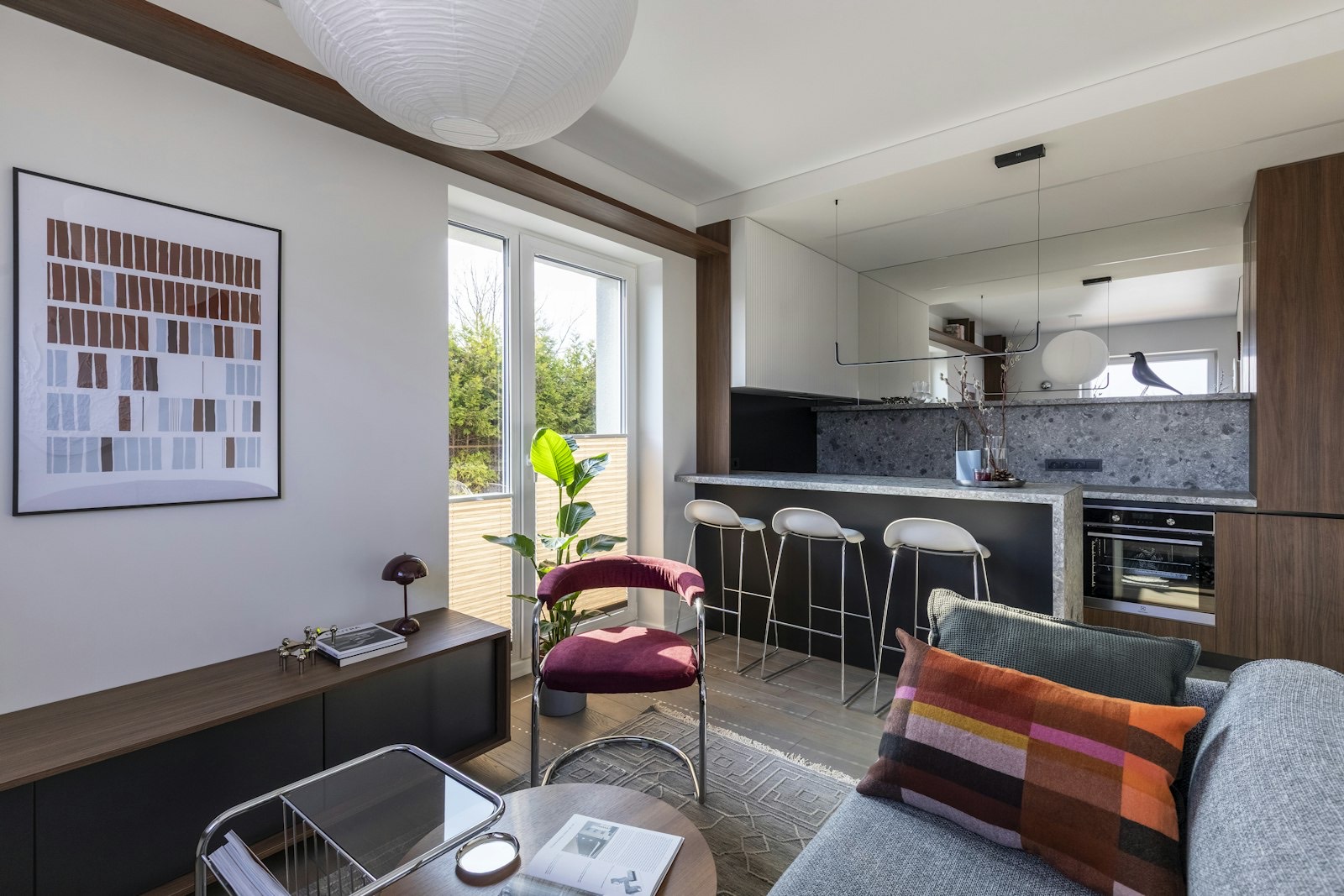 Round dining table in a compact room, a shape that improves circulation in small spaces