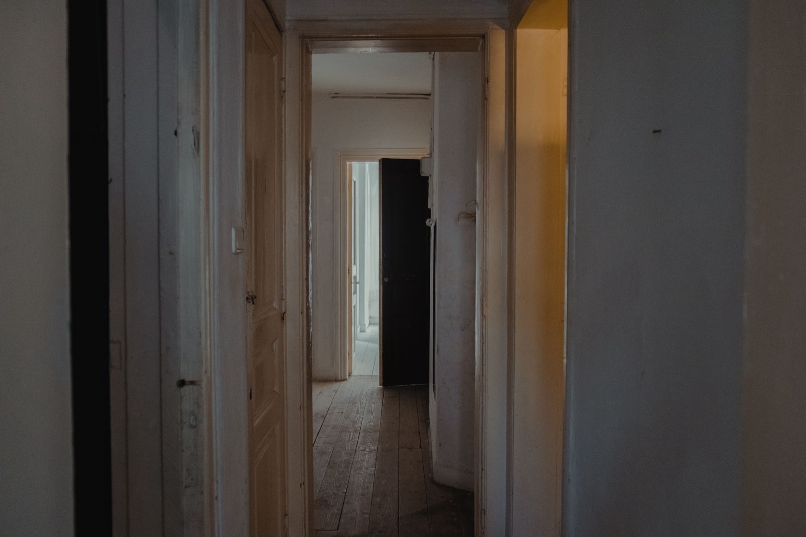 Narrow doorway and hallway of the kind that determines whether a sofa can be delivered